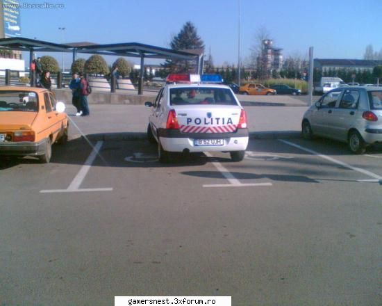 Poze - Masina de politie parcata regulamentar - Poze haioase
